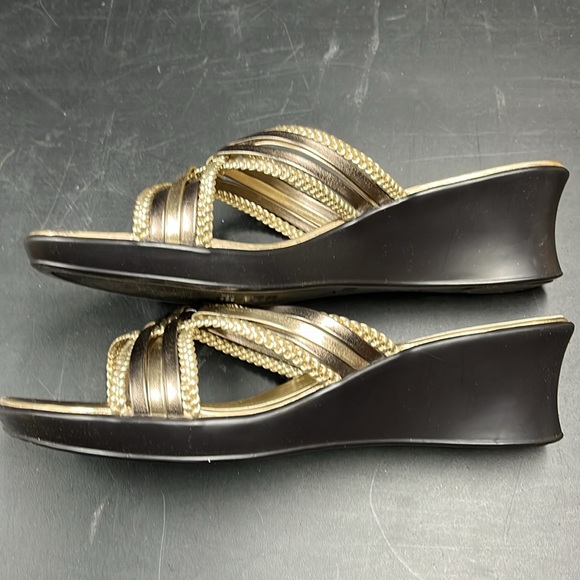 Gold wedge sandals by Predictions. NWOT - Picture 2 of 4